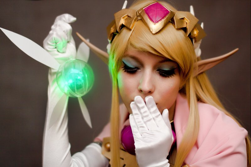 Ключевые элементы главной виртуальной сказки Nintendo не меняются уже много лет: юноша по имени Линк, золотой Трифорс и королевство Хайрул задействованы почти в каждой части The Legend of Zelda. Японцы нашли свою зону комфорта и продолжают выпускать прекрасные игры, которые, тем не менее, остаются в рамках начальной концепции. Обновляются механики, но настроение и тон все те же. Этим «Зельда» и хороша: мы заранее знаем, чего от нее ожидать — атмосферы приключения и немного наивной, но неизменно доброй истории, в которой свет побеждает тьму. Однако что будет, если Nintendo решит (или будет вынуждена) перезапустить серию, адаптировав ее под массового игрока?
