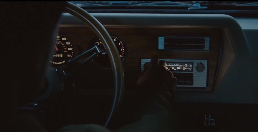 Если вы сомневаетесь, стоит ли ждать Mafia 3, вот вам один аргумент «за» — в официальный саундтрек игры входит больше 100 лучших композиций из тех, что были популярны в Америке 60-х годов. Эту игру можно купить просто для того, чтобы кататься на машине по Нью-Бордо и слушать радио.