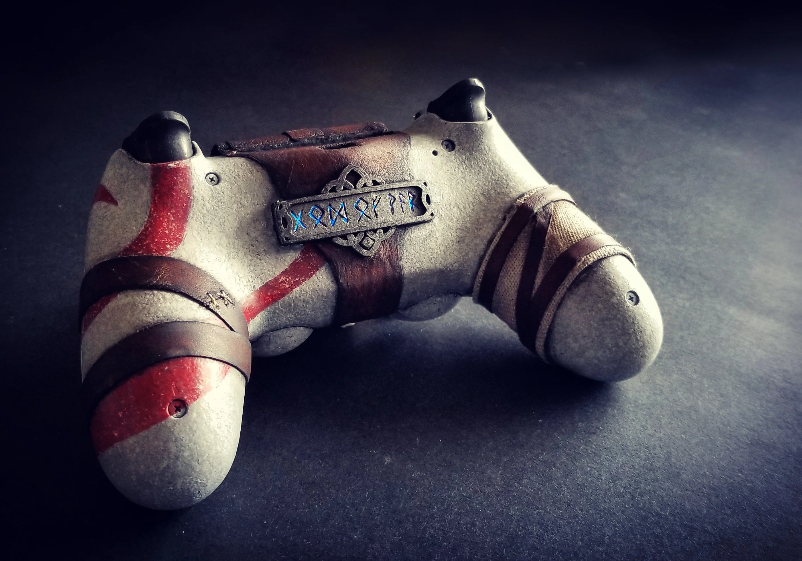 Взгляните на потрясающий DualShock 4 в стиле новой God of War - фото 2