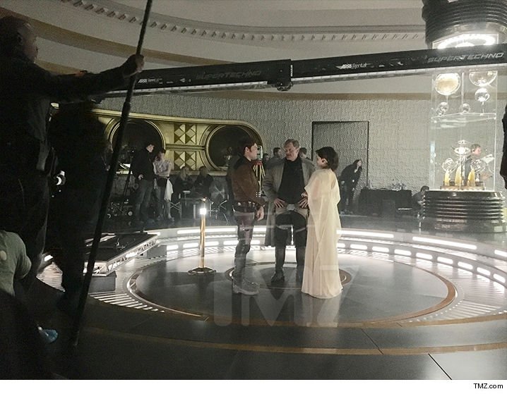 Кто пустил на съемки ходячий ковер? Новое фото Чуи из «Хана Соло» - изображение 3 Кто пустил на съемки ходячий ковер? Новое фото Чуи из «Хана Соло» - фото 3