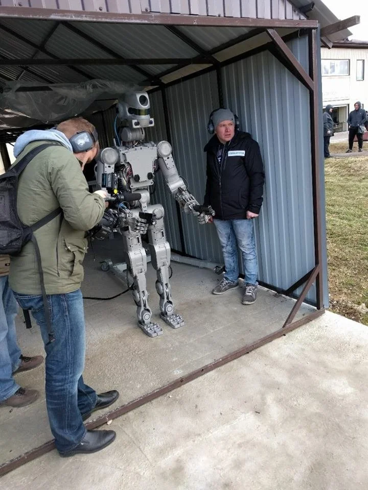 Человечество обречено: российского робота научили стрелять с двух рук - фото 1