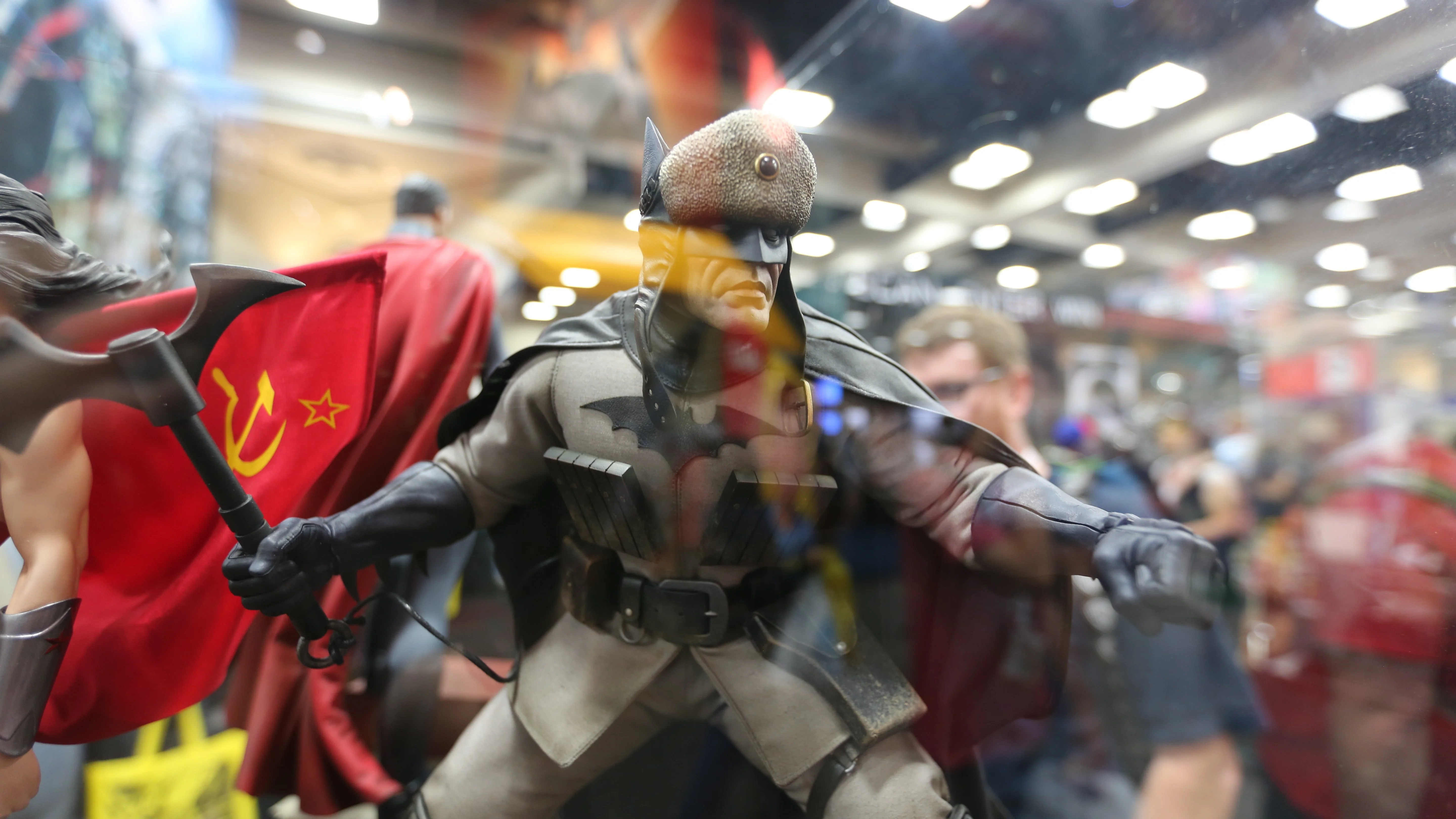 Костюмы, гаджеты и фигурки Бэтмена на Comic-Con 2015 - фото 29