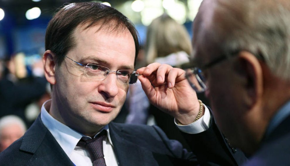 Секрет Мединского: если так схватить очки, министр кажется круче! - фото 1