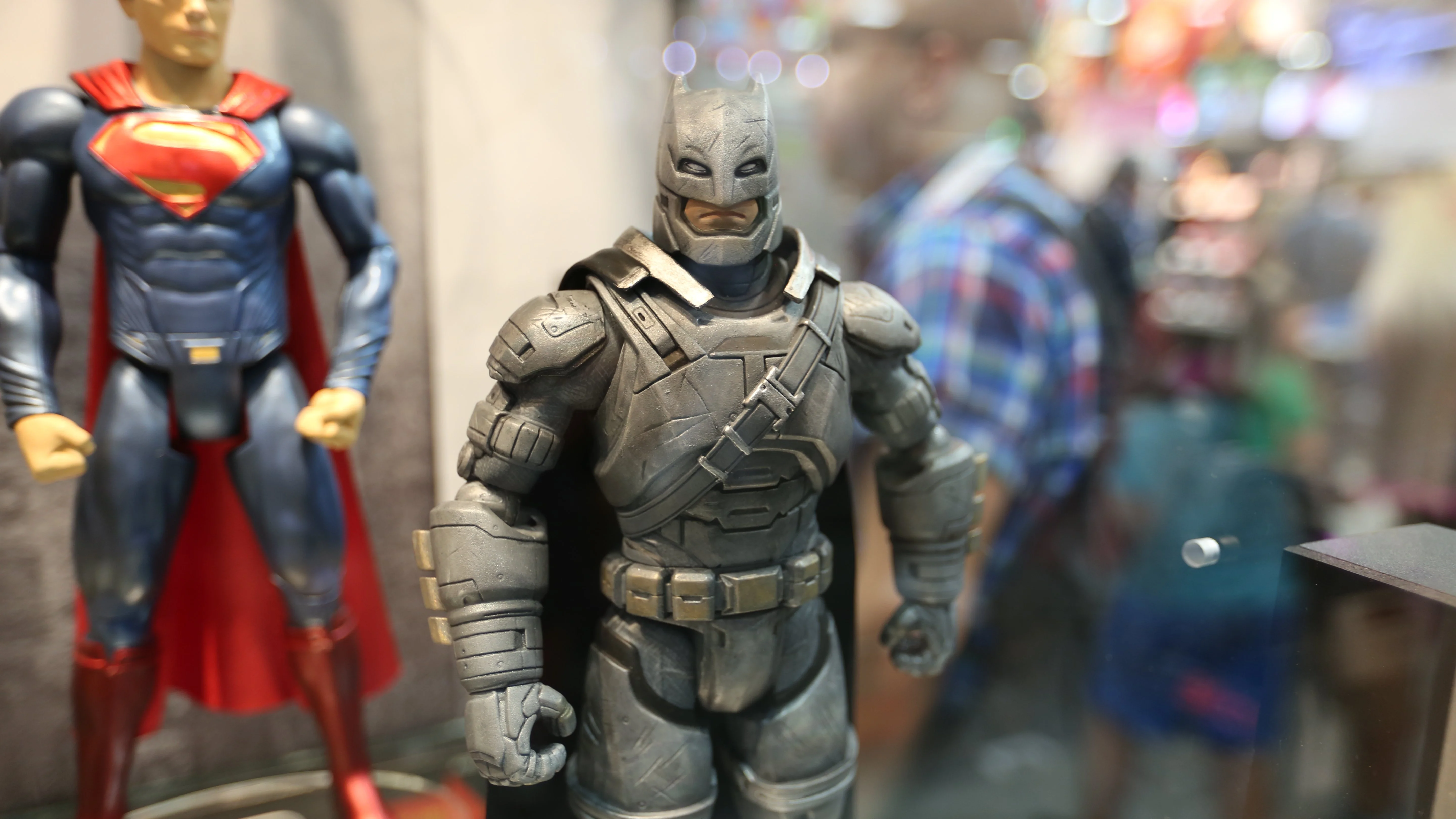 Костюмы, гаджеты и фигурки Бэтмена на Comic-Con 2015 - фото 18