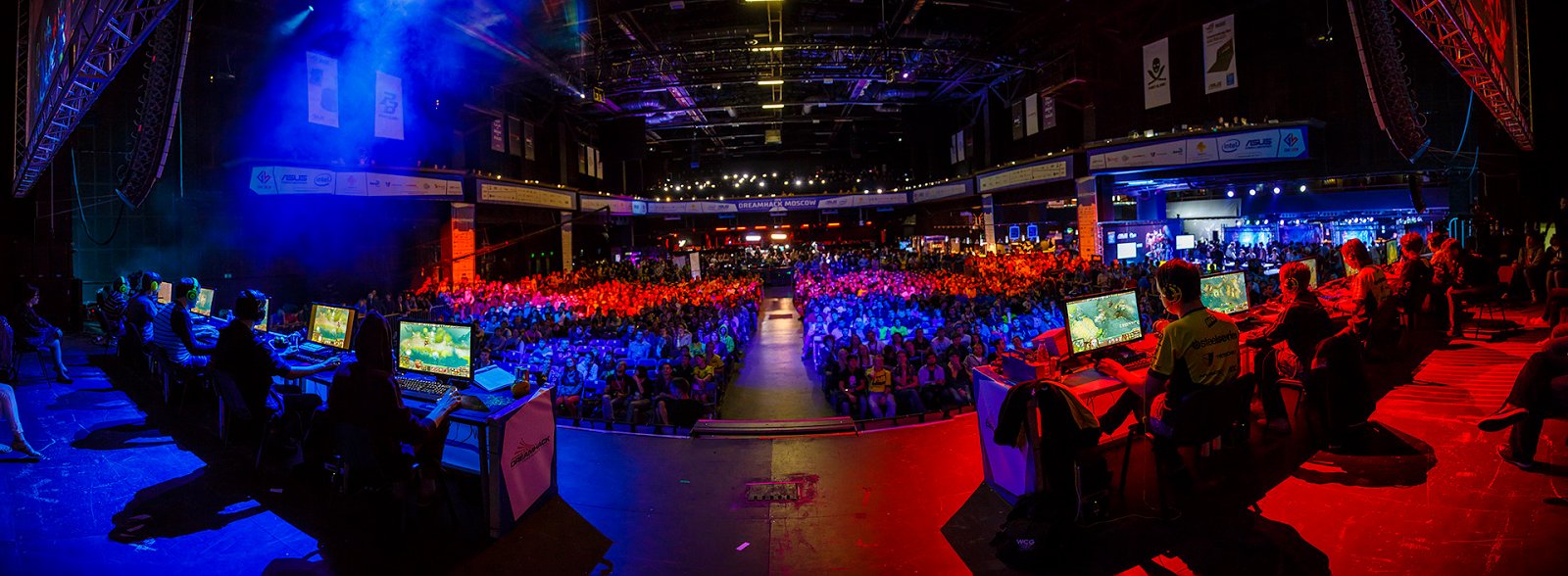 Сделка Wargaming.net c компанией «Ростелеком» на миллиард вновь поднимает тему сближения отраслей. Пока провайдеры брачуются с операторами онлайн-игр, а те самые злые птички готовятся заклевать вас с большого экрана, другие, казалось бы, родственные индустрии продолжают расшаркиваться в прихожей.<br /><br />Что мешает электронному спорту прийти в традиционные медиа? И почему 2016-й сдвинет ситуацию с мёртвой точки? За актуальной картиной мы обратились к Михаилу Лисецкому, нашему новому эксперту, ведущему программы «Игропром» на телеканале «МОСКВА 24». Передача начнет новый сезон 13 февраля в 14.20