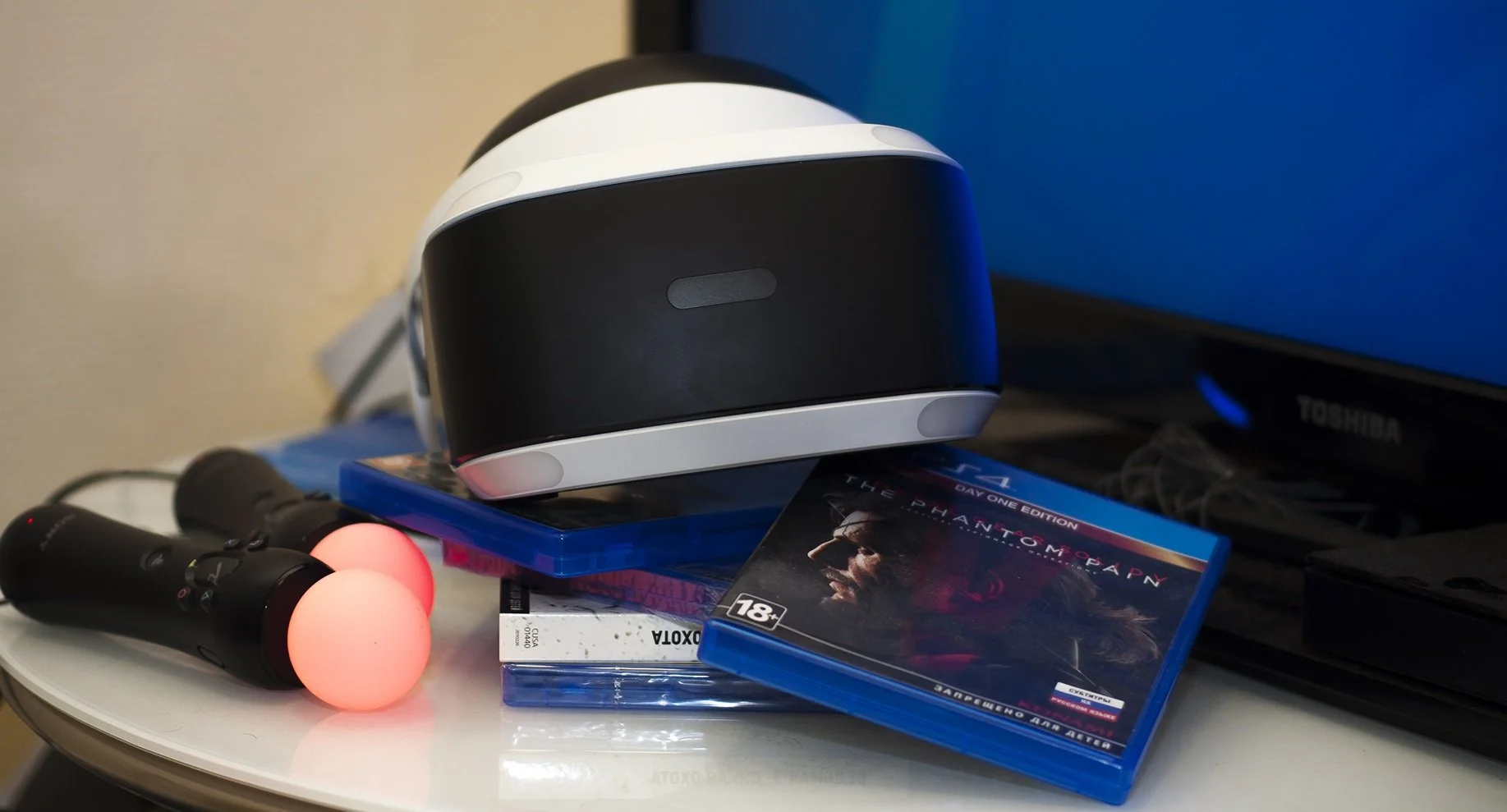Сегодня к нам в офис приехала долгожданная посылка — шлем PlayStation VR и несколько игр из стартовой линейки устройства. Мы распаковали коробку, изучили ее содержимое и окунулись (некоторые впервые) в пучины виртуальной реальности от Sony.