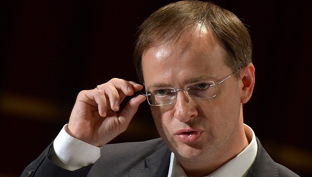 Секрет Мединского: если так схватить очки, министр кажется круче! - фото 2