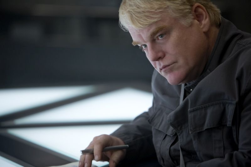 ### Лауреат премии «Оскар» (за биографическую ленту «Капоте») Филип Сеймур Хоффман умер в 2014 году от передозировки, так и не завершив работу над серией подростковых блокбастеров «Голодные игры». Для финального монтажа последней части тетралогии «Сойка-пересмешница. Часть 2» не хватало нескольких сцен с Плутархом, так что киноделам пришлось воссоздавать персонажа при помощи эффектов.