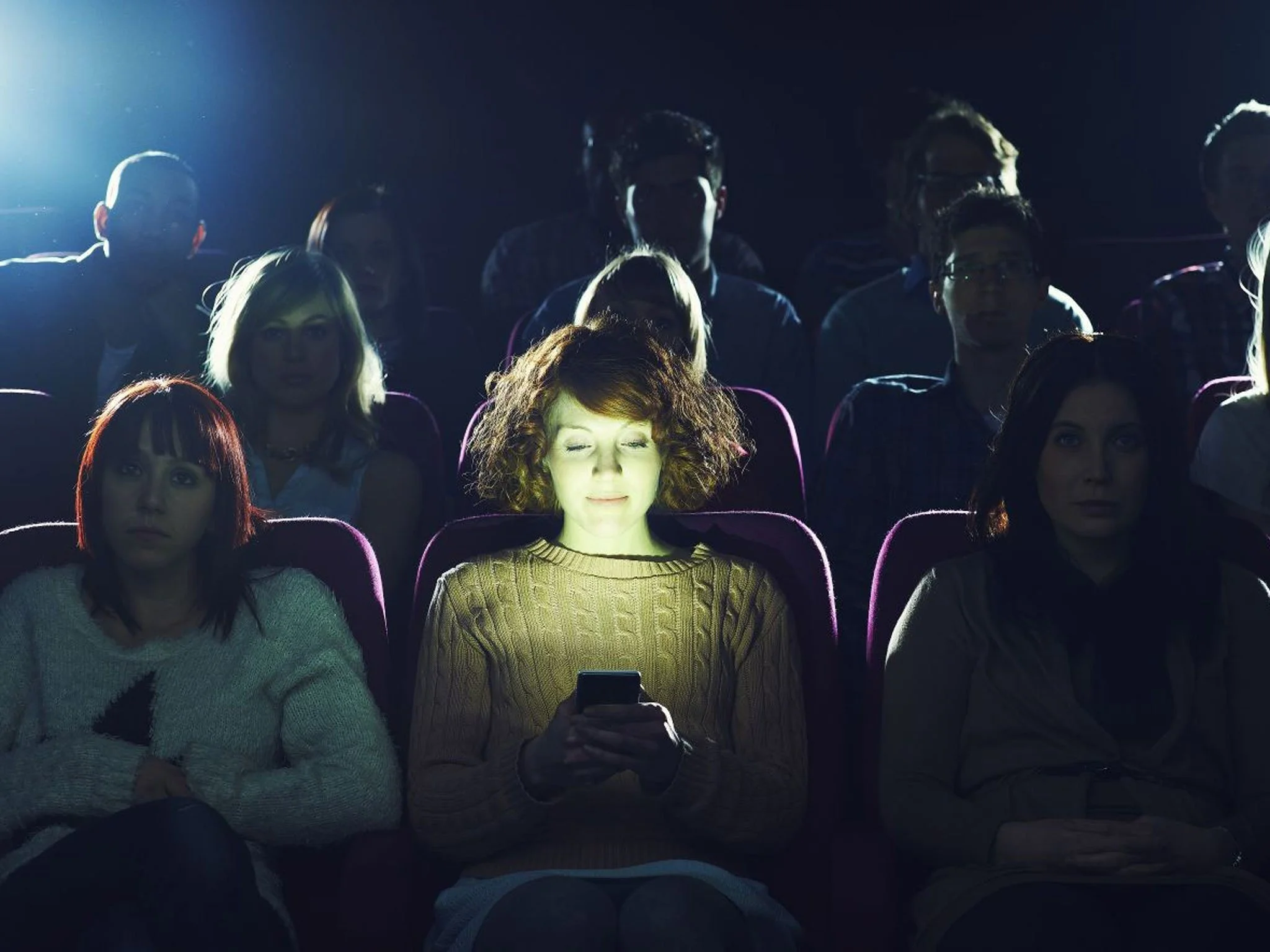 В американских кинотеатрах разрешат пользоваться телефонами - фото 1