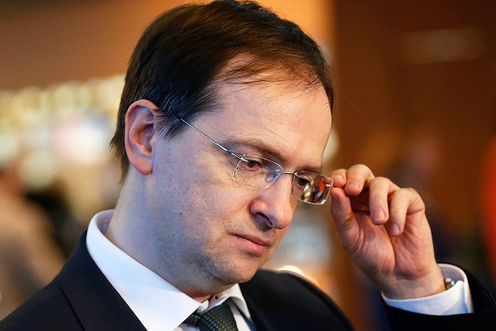 Секрет Мединского: если так схватить очки, министр кажется круче! - фото 11