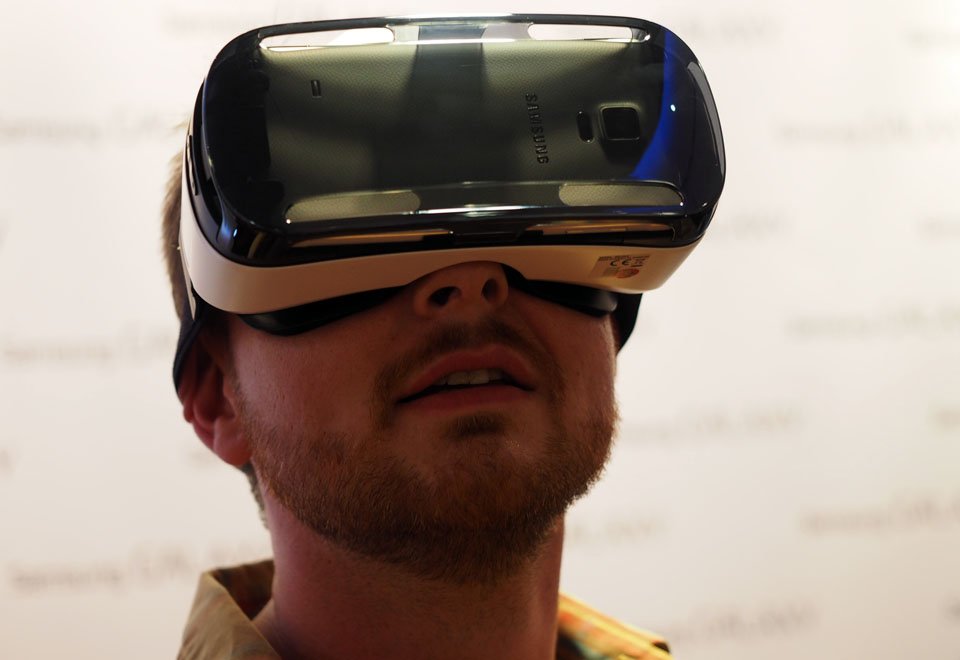 Samsung показала прототип очков виртуальной реальности Gear VR - изображение 1 Samsung показала прототип очков виртуальной реальности Gear VR - фото 1