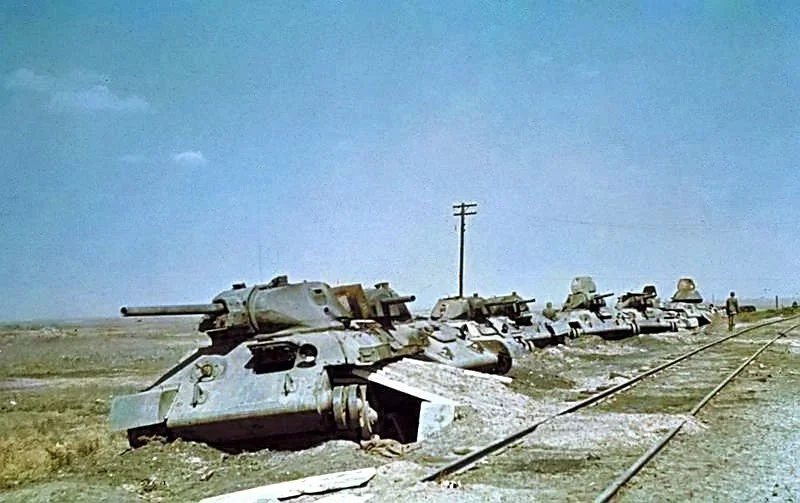 T-34-76, брошенные при неудачной разгрузке на линии Ворошиловка-Сталинград, 21 июня 1942.