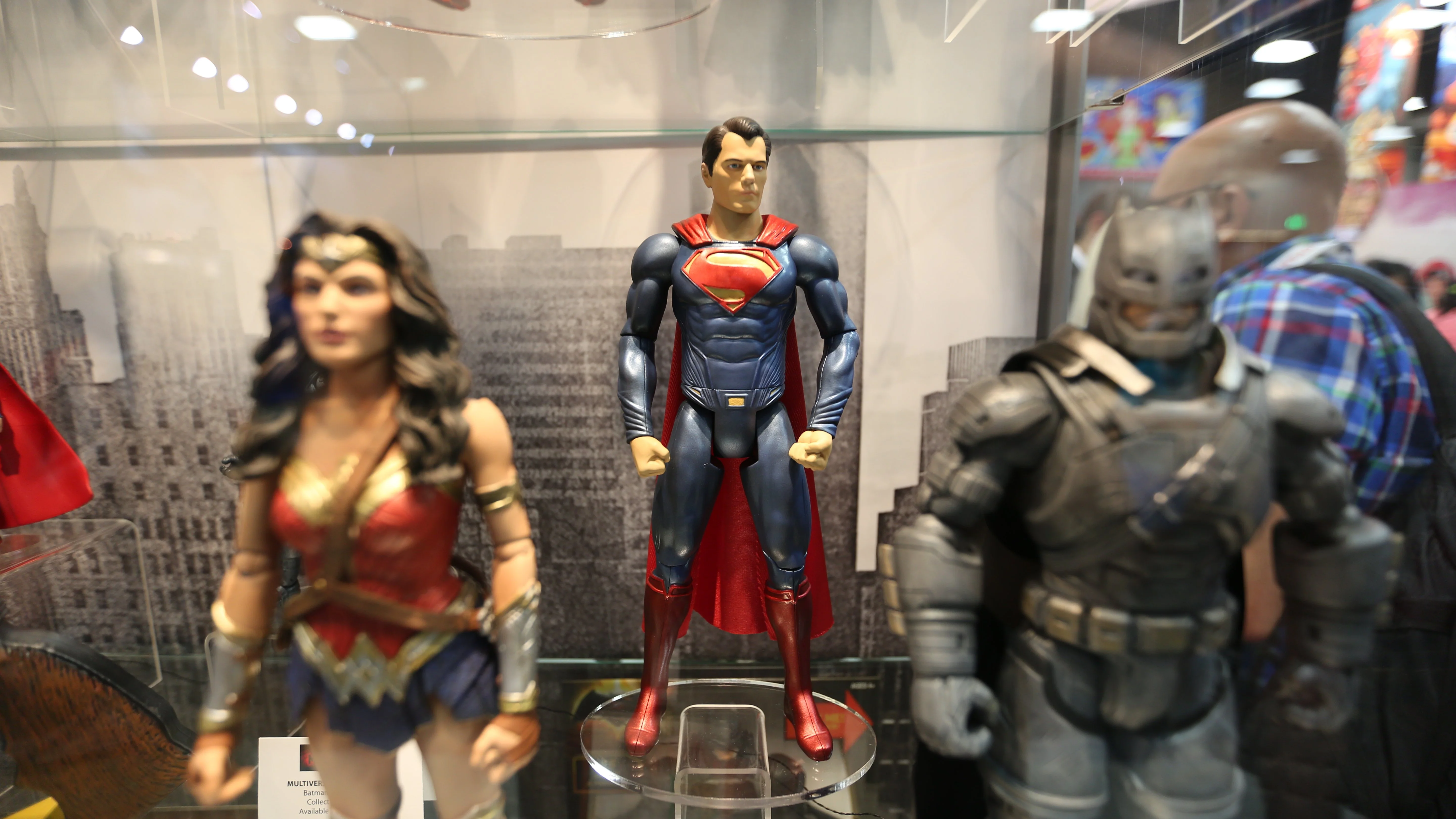 Костюмы, гаджеты и фигурки Бэтмена на Comic-Con 2015 - фото 19