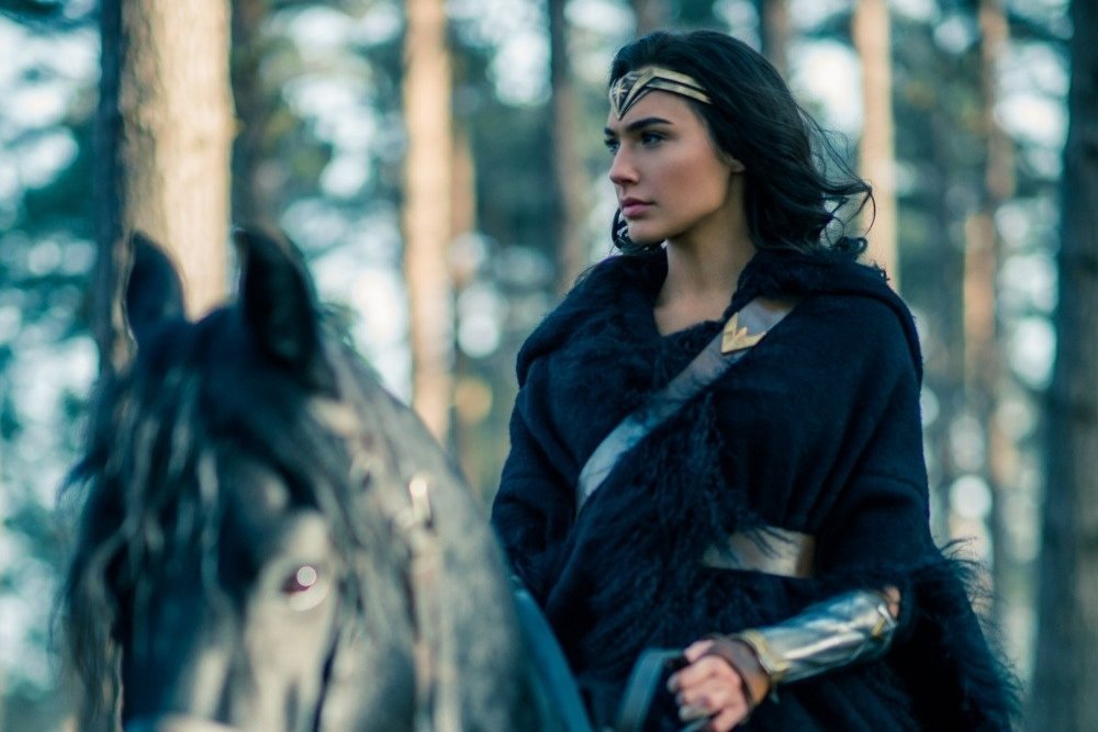 1 июня состоялась премьера «Чудо-женщины», первого сольного фильма о женщине супер-герое новой эры комикс-муви, и первой удачной картины по комиксам DC со времен трилогии Нолана. Если вы уже успели посмотреть фильм и у вас остались вопросы – давайте сравним списки и попробуем разобраться вместе. Если ленту вы еще не видели, лучше сначала прочитайте рецензию без спойлеров или просто сходите в кино, оно того стоит. Читать сразу эти вопросы я не советую – заспойлерите себе все, что можно, да и мало что поймете.