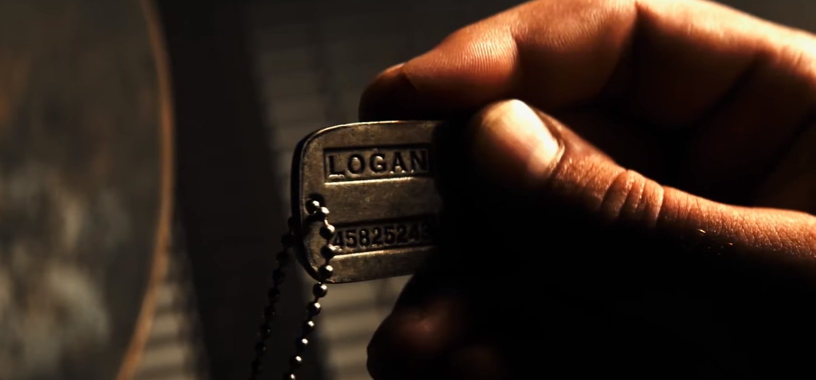 Вчера вышел первый трейлер фильма «Логан» — последней картины, в которой роль Росомахи исполнит Хью Джекман. Я посмотрел трейлер 40 раз, изучил десятки гик-форумов и подготовил масштабный анализ ролика с декодингом мельчайших деталей. Разбираем трейлер по кусочкам вместе. 