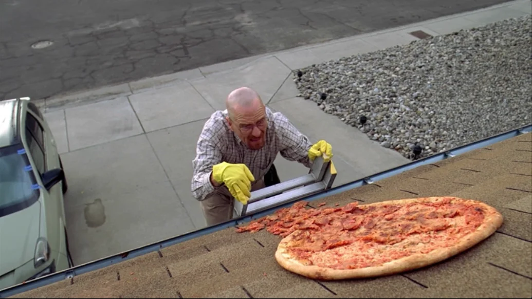 Фанаты продолжают швырять пиццы на дом Уолтера Уайта - фото 1