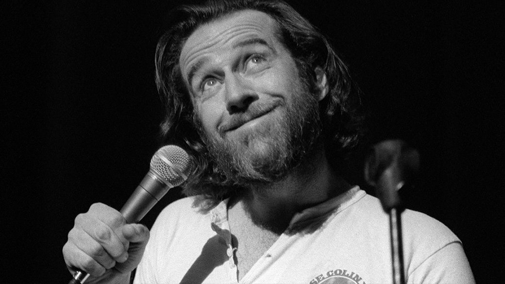 Джордж Карлин был далеко не первым знаменитым американским стэндапером, но его однозначно можно назвать одним из самых популярных и влиятельных комиков всех времен. Ему удалось сделать нечто уникальное – оставаться актуальным многие годы, объединяя несколько поколений комиков, и менять как сам жанр, так и то, как его воспринимает публика и даже правительство.