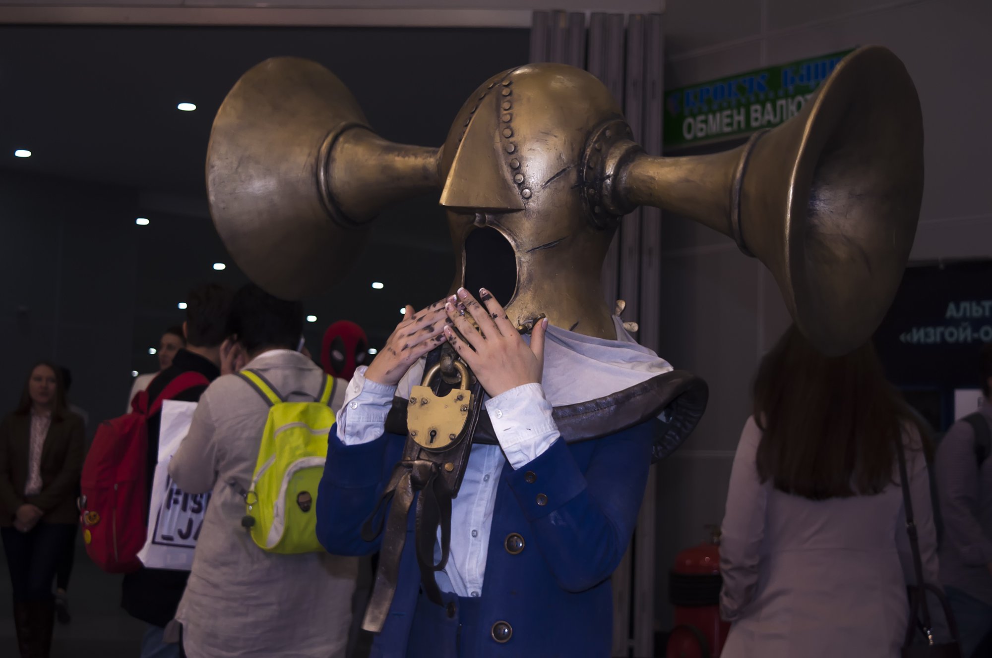 Первый день «ИгроМира» и Comic Con Russia 2016 благополучно завершился: журналисты посмотрели все, что хотели, и уже завтра выставка откроет двери для рядовых посетителей.<br /><br />В сегодняшнем фотоотчете: Квай-Гон как настоящий, женщина-орк и шикарный стенд фильма «Викинг».