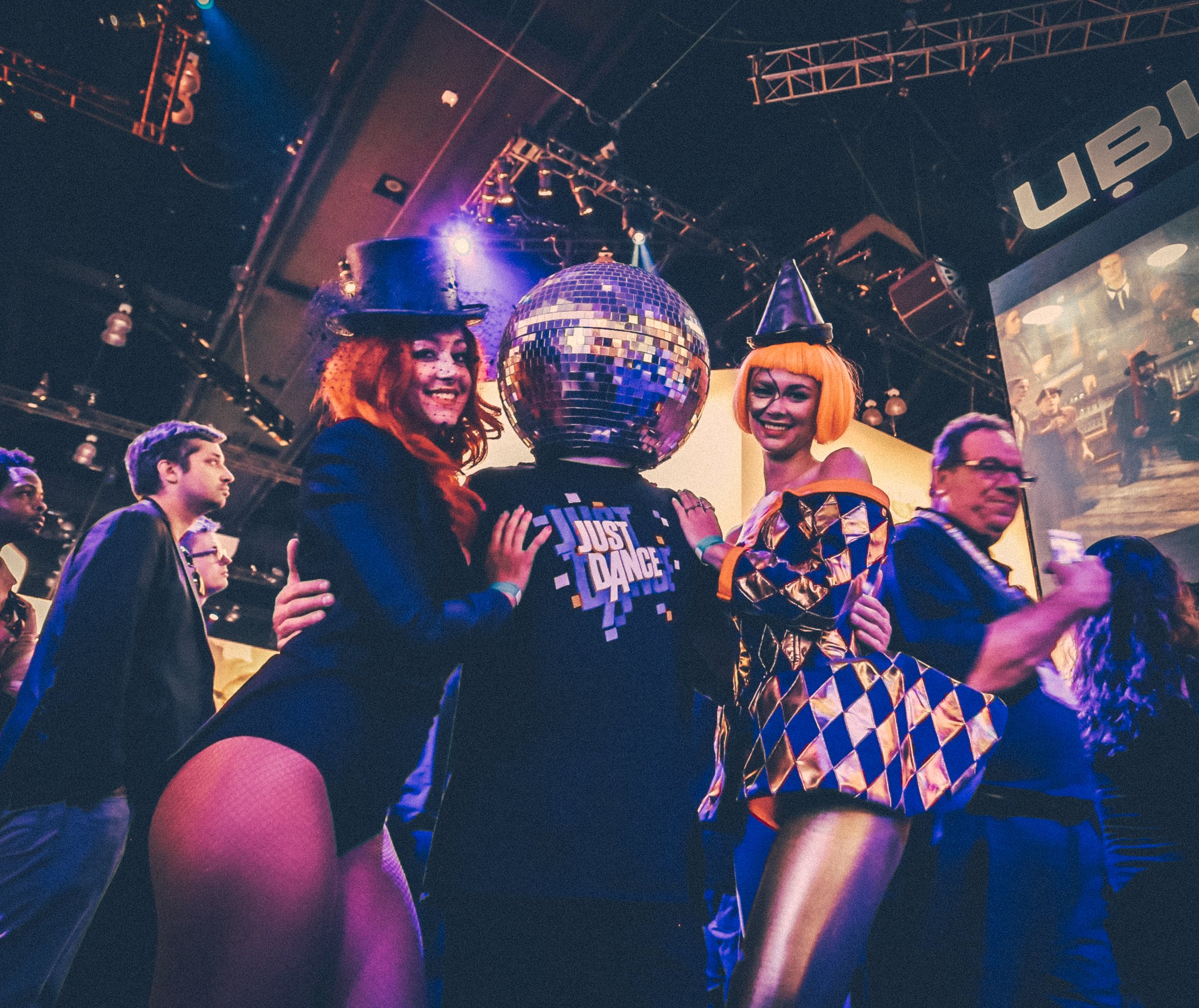 Выставка E3 2015 закончилась. Мы посмотрели пресс-конференции крупнейших компаний и обсудили анонсированные ими игры. Но это — лишь вершина айсберга. Как выглядит выставка внутри — в нашем фоторепортаже. 