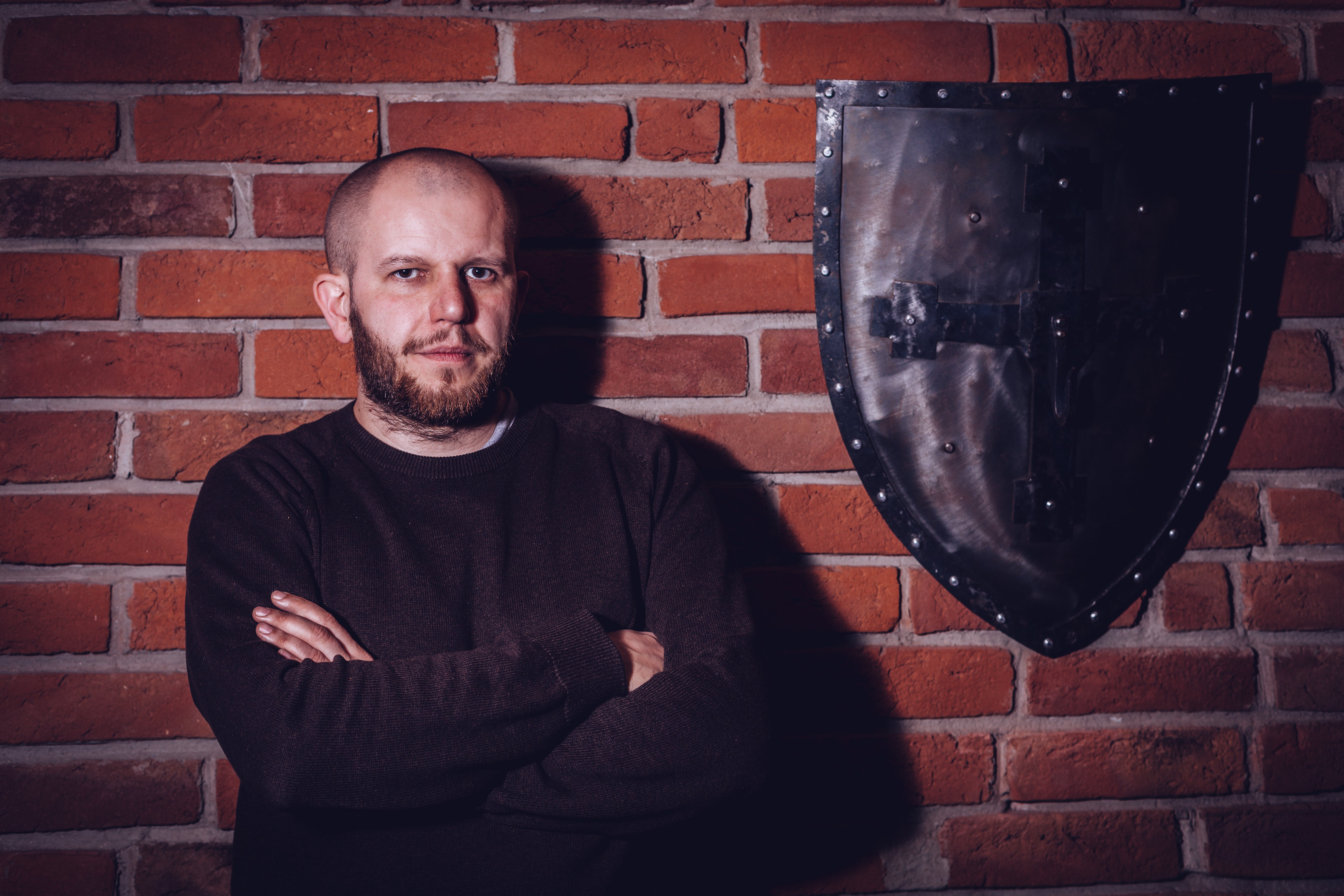 «Ведьмак 3» выходит уже 19 мая (на этот  раз - железно), на чем трилогия о похождения Геральта завершится, и после 16 бесплатных DLC мы попрощаемся с ним. Редактор «Канобу» Александр Трофимов отправился в Варшаву, в главный офис компании CD Projekt, чтобы поговорить с главным сценаристом игры, Марчином Блахой.