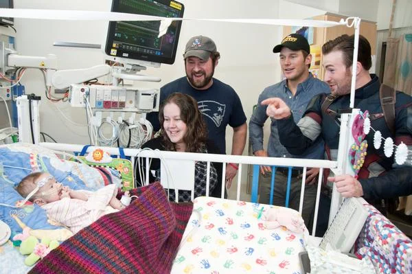 Крис Эванс и Крис Прэтт навестили больных детей в госпитале Сиэтла  - фото 9