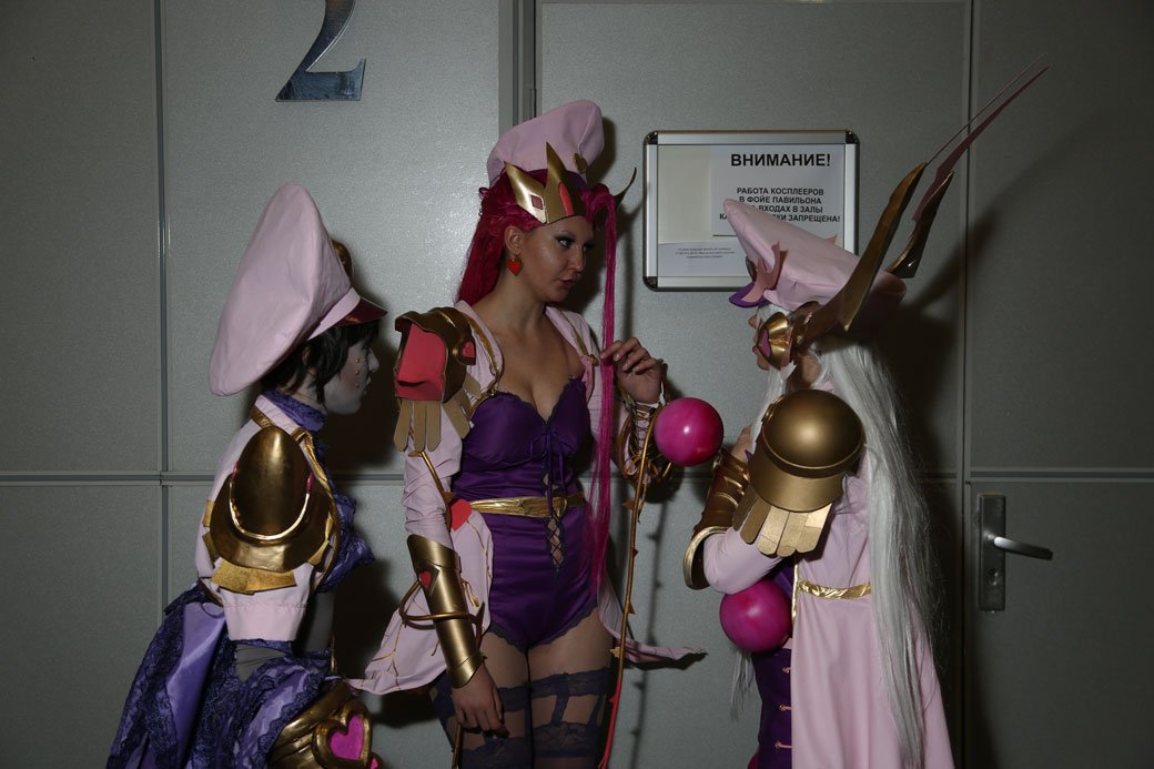 С первого по четвертое октября в Москве проходит два самых громких мероприятия для любителей видеоигр и фанатов современной индустрии развлечений — «Игромир» и Comic Con Россия. В этом фоторепортаже мы хотим показать вам людей, который стали «лицами» обеих выставок. 