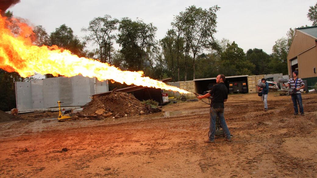Запись звуков огнемета, в процессе которой чуть не сожгли пару микрофонов