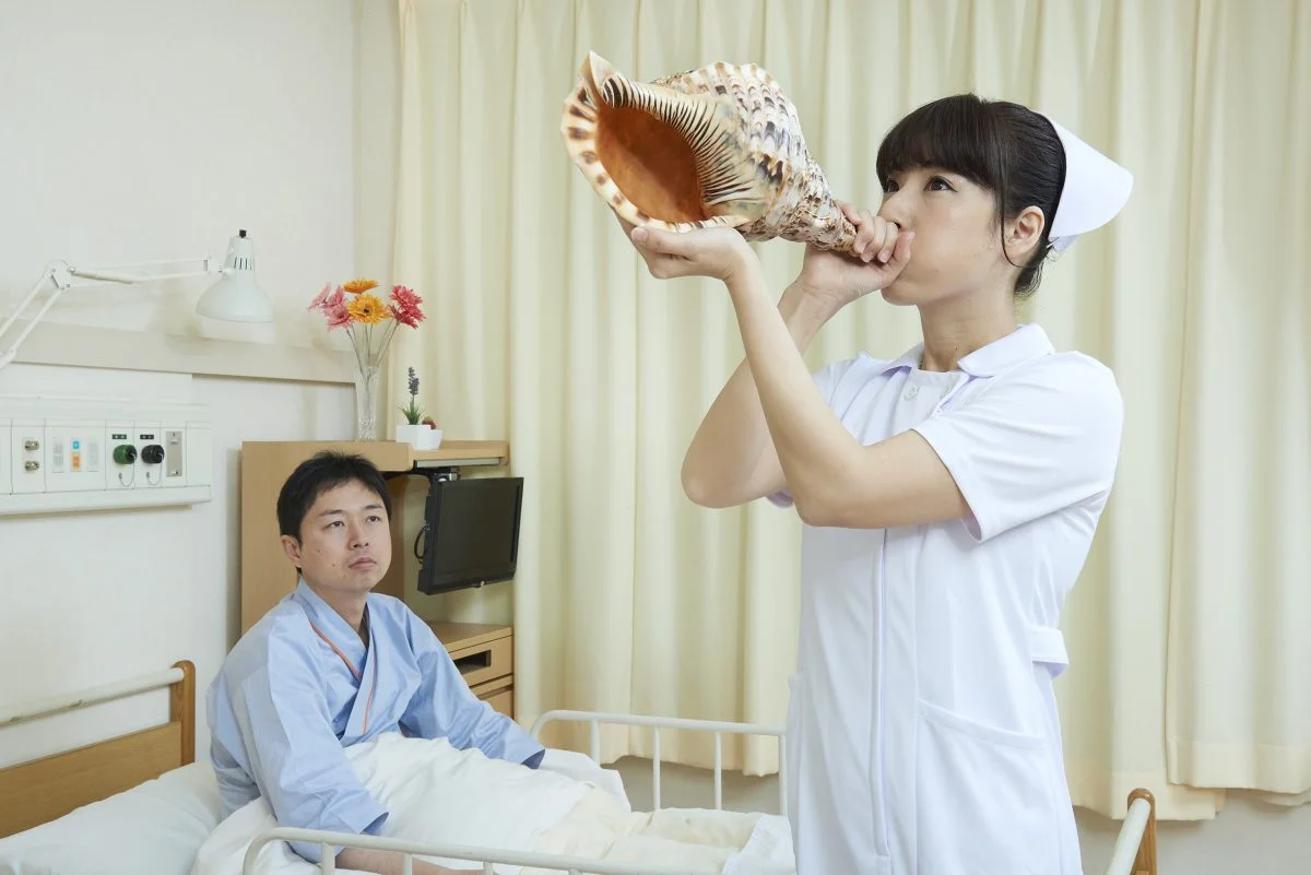 Японская медсестра делает странные вещи на фото - фото 8
