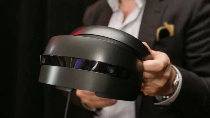 Microsoft уже продает AR-шлемы из самого нелепого будущего - фото 1