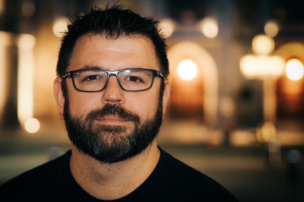 For Honor анонсировали ровно в тот момент, когда ничего, кроме новых частей Far Cry и очередных даунгрейдов мы от Ubisoft уже и не ждали. Как это часто бывает, увиденное интриговало, но было не совсем понятно, как это все будет играться. Теперь, после многочисленных показов, стало немного понятнее. Но чтобы окончательно разобраться в вопросе, мы поймали на «ИгроМире» бренд-менеджера For Honor и хорошенько его допросили.