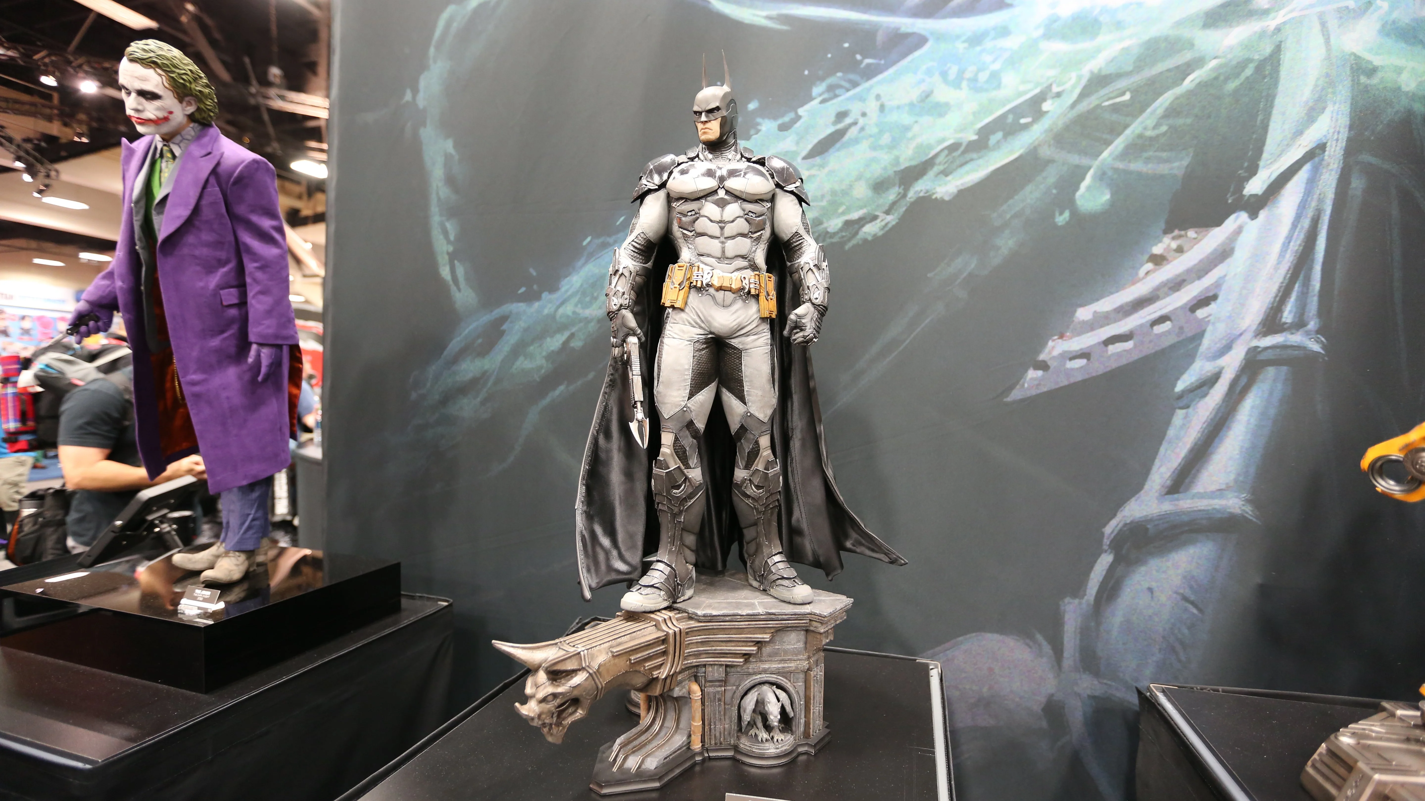 Костюмы, гаджеты и фигурки Бэтмена на Comic-Con 2015 - фото 25