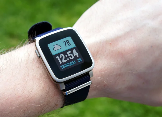 Fitbit купит создателя первых смарт-часов Pebble - фото 1