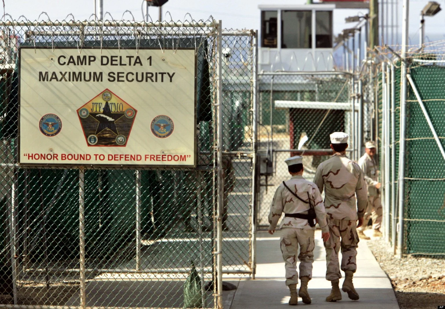 Послушным голодовщикам в Гуантанамо разрешают играть в Portal 2
