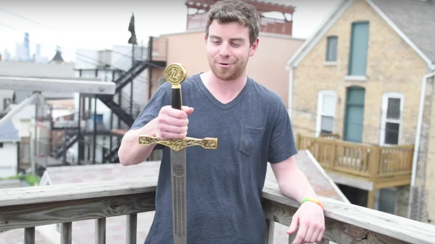 Фанат «Игры престолов» спас подругу от преступника с помощью меча - фото 1