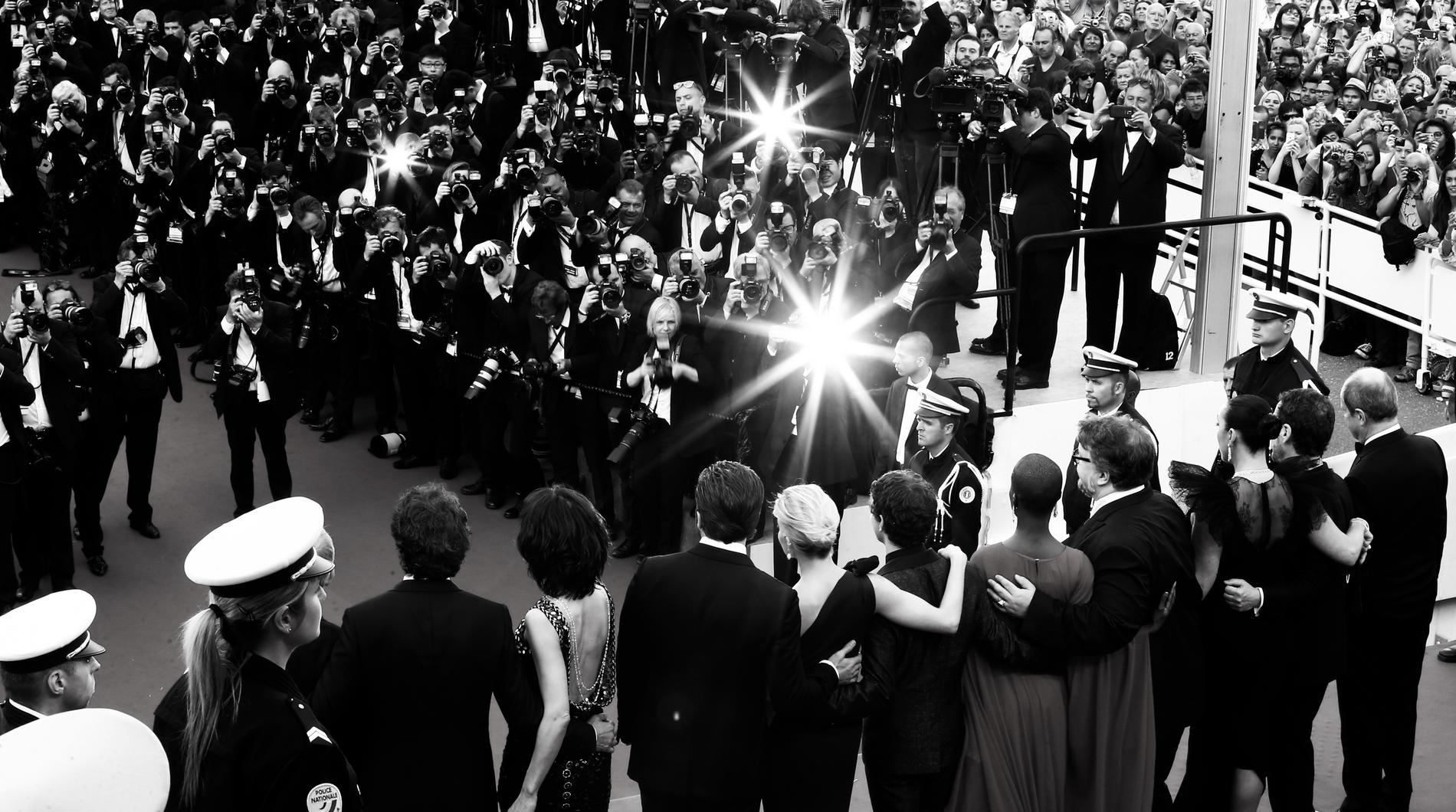 Скажу сразу – писать про Каннский фестиваль это полная жопа. Для кинокритиков, которые на него ездят – другое дело: рассказываешь себе спокойно о фильмах, которые посмотрел, об атмосфере и увиденных звездах, о макияже и красных коврах – и наслаждаешься французской Ривьерой. Но когда пытаешься разобраться в Каннах извне – это… да, она. 