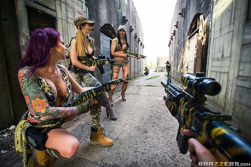 Очень смешные спецэффекты в порнопародии на Call of Duty - фото 1