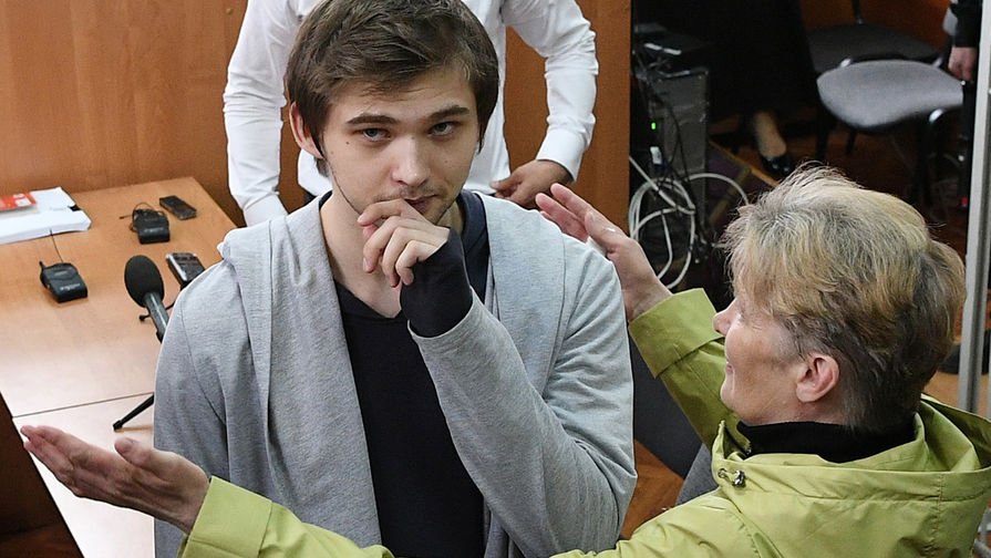 11 мая 2017-го, рядом с матерью сразу после объявления приговора