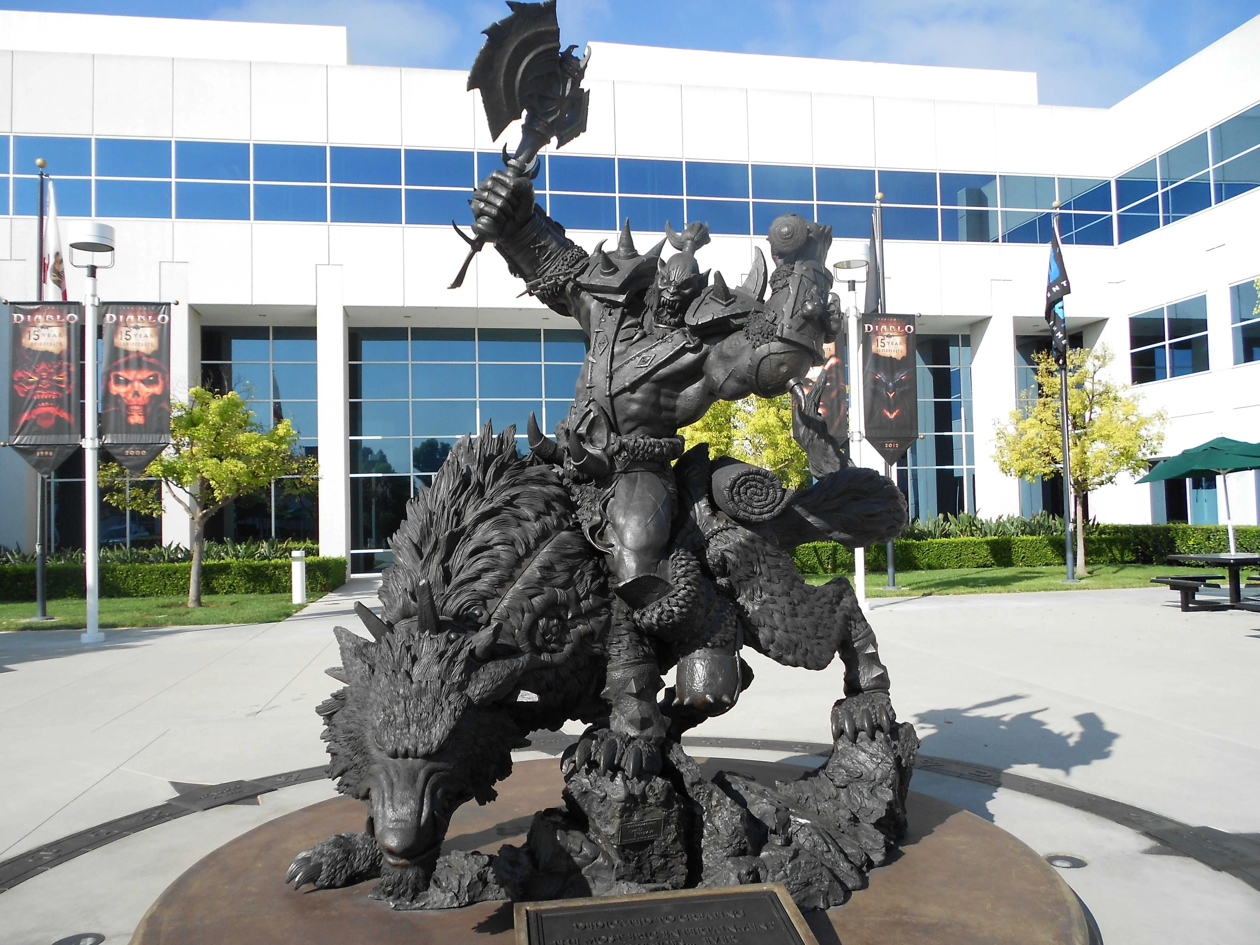Преданным поклонникам World of Warcraft подарят по статуе - фото 1