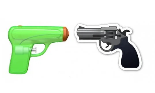 Apple разоружает смайлики: револьвер заменили на водяной пистолет - фото 1