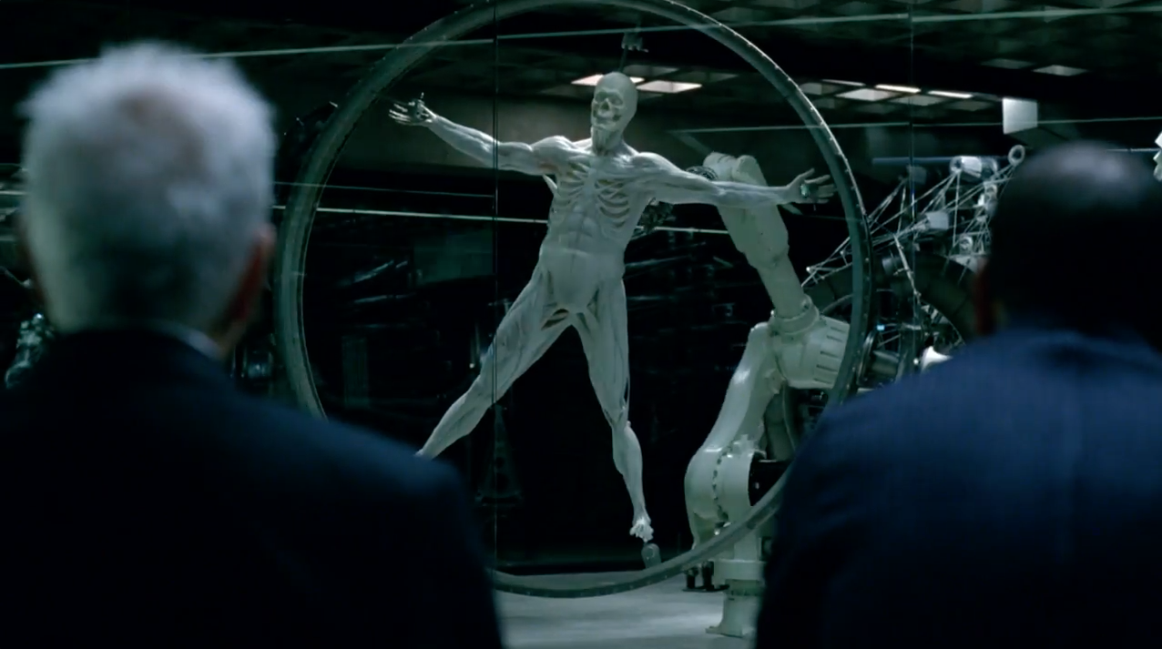 2 октября стартовал первый сезон нового фантастического сериала HBO «Мир Дикого Запада», на который компания сделала большую ставку и выделила нешуточный бюджет. Надо же чему-то заменить «Игру престолов», раз она кончается, а «Винил» не зашел широкой публике. «Вестворлд» – детище Джонатана Нолана и Джея Джея Абрамса, основанный на одноименном фильме 1973 года, рассказавшем историю о восстании машин за десять лет до «Терминатора». В общем, по уровню ожиданий и интереса – сериал номер один в этом году.