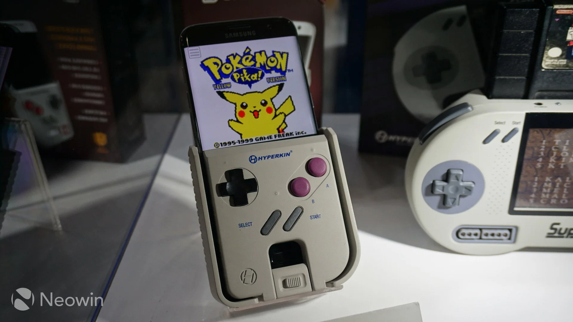 На E3 2016 показали чехол, который превращает смартфон в Game Boy - фото 1