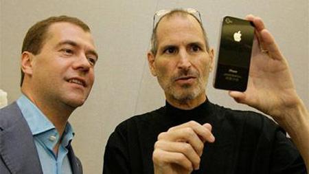 Стив Джобс, глава компании Apple, отвечая на упреки пользователей iPhone 4, что если держать его левой рукой, то сиг .... - Изображение 1 Стив Джобс, глава компании Apple, отвечая на упреки пользователей iPhone 4, что если держать его левой рукой, то сиг .... - Изображение 1