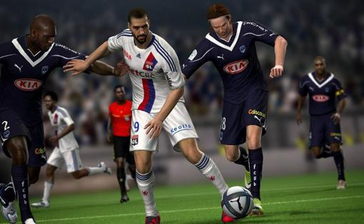 Ко мне наконец-таки приехали новые @[Pro Evolution Soccer 2011](game:4156) и @[FIFA 11](game:5054). Такое происходит каждый год: ждешь нового выпуска какого-нибудь популярного симулятора, как, не знаю, миниатюрную версию Нового года – а когда праздник все же наступает, оказывается, что и снег пенопластовый, и конфетти из старых цветных газет, и Дед Мороз какой-то маленький, злой, неприятный. Да, в этот раз Electronic Arts здорово выстрелили на PC – это единственный светлый момент во всей ситуации. Футбол на персональном компьютере стал таким, в какой все нормальные люди играют уже лет пять (одним словом: современным). Все прелести текущего консольного движка – который разрабатывался, на самом деле, еще при царе Горохе – стали доступны хардкорным «персональщикам» только сейчас, но для сериала это все равно революционный не шаг даже, а скачок. Теперь визуальная нищета Pro Evolution Soccer 2011 очевидна, и дело не в пресловутой «красоте» - FIFA 11 на корпус впереди в плане честной физики и корректной анимации игроков, если еще год назад японцы еще могли тягаться с «электрониками» по части визионерства, то теперь им приходится, простите, глотать пыль.