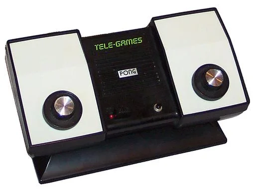 После успеха PONG (об этом говорилось в первой части) компания Atari стала по-настоящему публичной, принимающей заказы на производство чипов и прочей компьютерной и околокомпьютерной архитектуры.