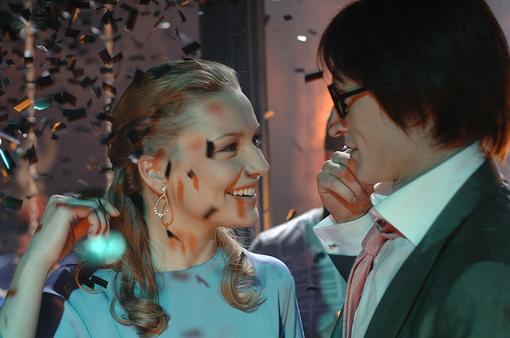 Помнится, около года тому назад мой знакомый толкиенист хвастался, что теперь тоже имеет отношение к кино, потому что снимался в массовке фильма &quot;Клан Лысых Холмов&quot;. С тех пор воды утекло немало, и даже картину эту переименовали в &quot;Суперменеджер, или Мотыга Судьбы&quot;. Однако знакомый настойчиво рекомендовал посмотреть этот фильм, ну или хотя бы его, вон того слева в третьем ряду. Посмотрела. А теперь, товарищи, разгром.