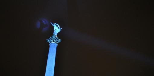 Рекламируется комната смеха. Жертве завязывают глаза и заводят вкомнату. Все надо делать быстро. Один из участников ... - Изображение 1 Рекламируется комната смеха. Жертве завязывают глаза и заводят вкомнату. Все надо делать быстро. Один из участников ... - Изображение 1