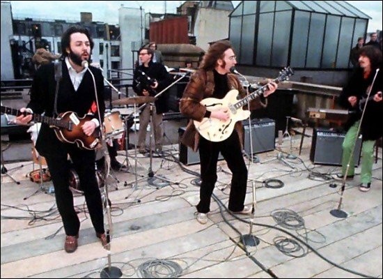 30 января 1969 года в Лондоне, на крыше дома №3 на Savile Row, в котором находился офис звукозаписывающей компании h ... - Изображение 1 30 января 1969 года в Лондоне, на крыше дома №3 на Savile Row, в котором находился офис звукозаписывающей компании h ... - Изображение 1
