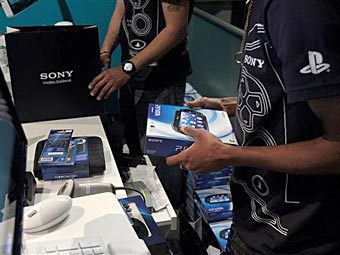 Двое россиян подали в суд на Sony за то, что произведенная ею карманная консоль PS Vita якобы нарушает их патент. Он ... - Изображение 1 Двое россиян подали в суд на Sony за то, что произведенная ею карманная консоль PS Vita якобы нарушает их патент. Он ... - Изображение 1