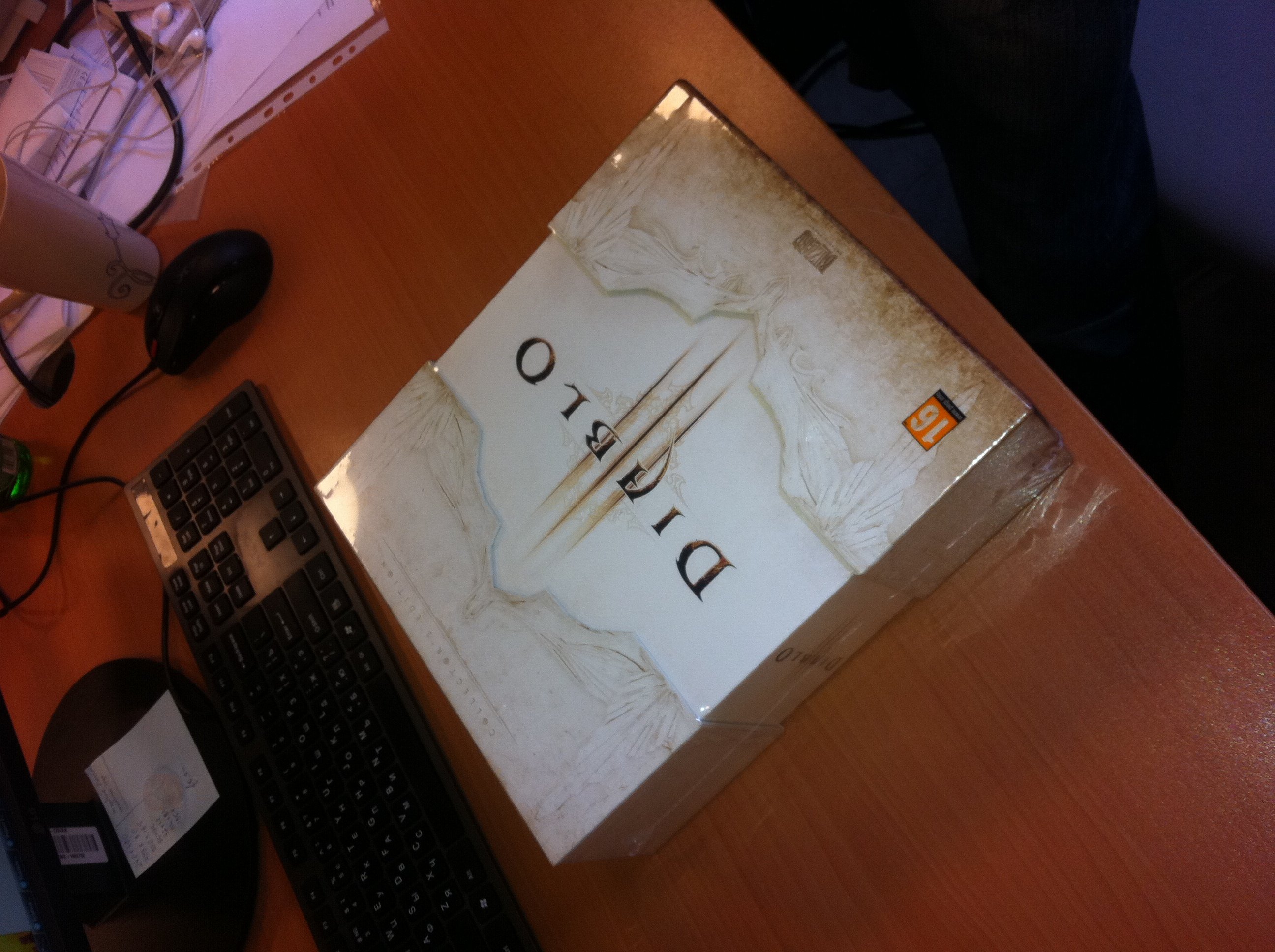 Коллекционка @[Diablo III](game:142) - удивительно жирная для российского рынка; последний раз подобную по насыщенности коробку мы распаковывали в ноябре, когда в редакцию приехал подарочный @[The Elder Scrolls 5: Skyrim](game:8130). Давайте же посмотрим, что прячет от нас дьявол. А вы пока готовьте деньги. 5990 рублей - но оно того стоит!