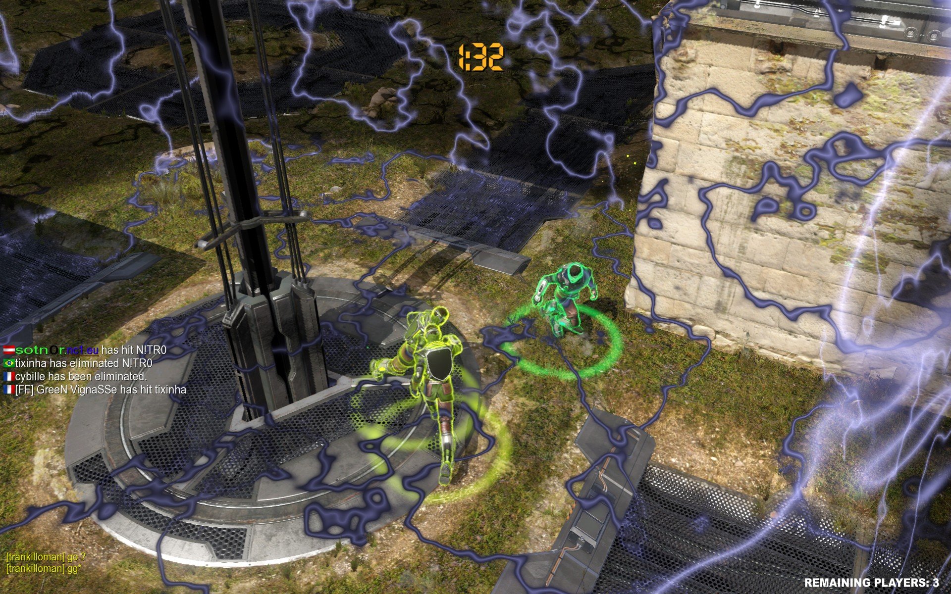 @[ShootMania Storm](game:12135), без вопросов, – самый олдскульный из современных шутеров. По этому показателю он укладывает на лопатки даже @[Tribes: Ascend](game:8861). Тут, в отличие от последней, и не пахнет ставшей уже привычными для нынешних стрелялок прокачкой персонажа и возможностью выбрать внешность альтер-эго. Все бойцы выглядят, будто программы из TRON (мы про фильм 1982 года): в дефматче каждый ярко светится своим цветом, в командных режимах – красным или синим, а при смерти становится прозрачным. Арены, напротив, довольно аскетичны, не перегружены кучей мелких деталей и выполнены в сдержанной цветовой гамме, так что противников всегда отлично видно. Поэтому выжить здесь можно, только непрестанно находясь в движении – собственно, это и роднит Shootmania с классикой вроде Quake или Unreal Tournament.